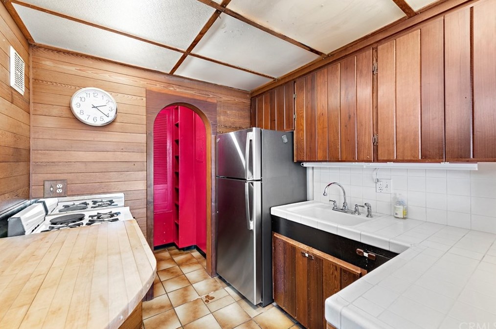 2845 Rounsevel Ter, Laguna Beach CA  92651-4127 exterior