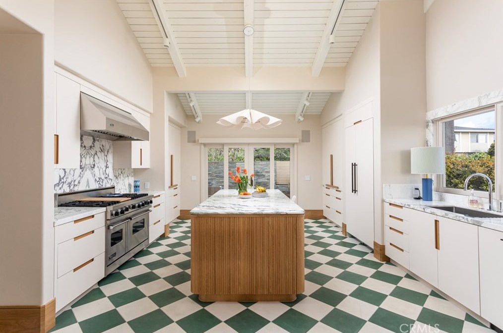 747 Bayview Pl, Laguna Beach CA  92651-2601 exterior