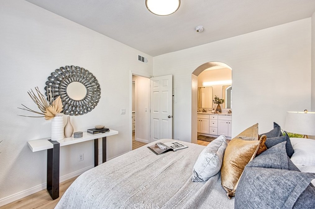 1412 Elmhurst, Irvine CA  92618-4024 exterior