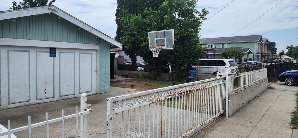 1632 83rd St, Los Angeles CA  90001-3908 exterior