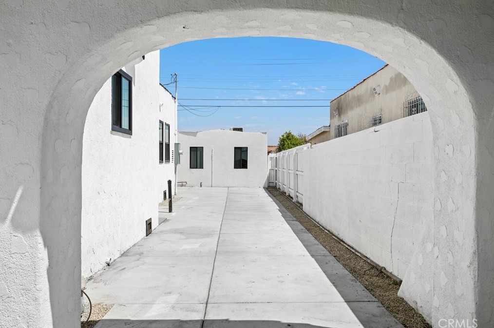8906 Harvard Blvd, Los Angeles CA  90047-3613 exterior