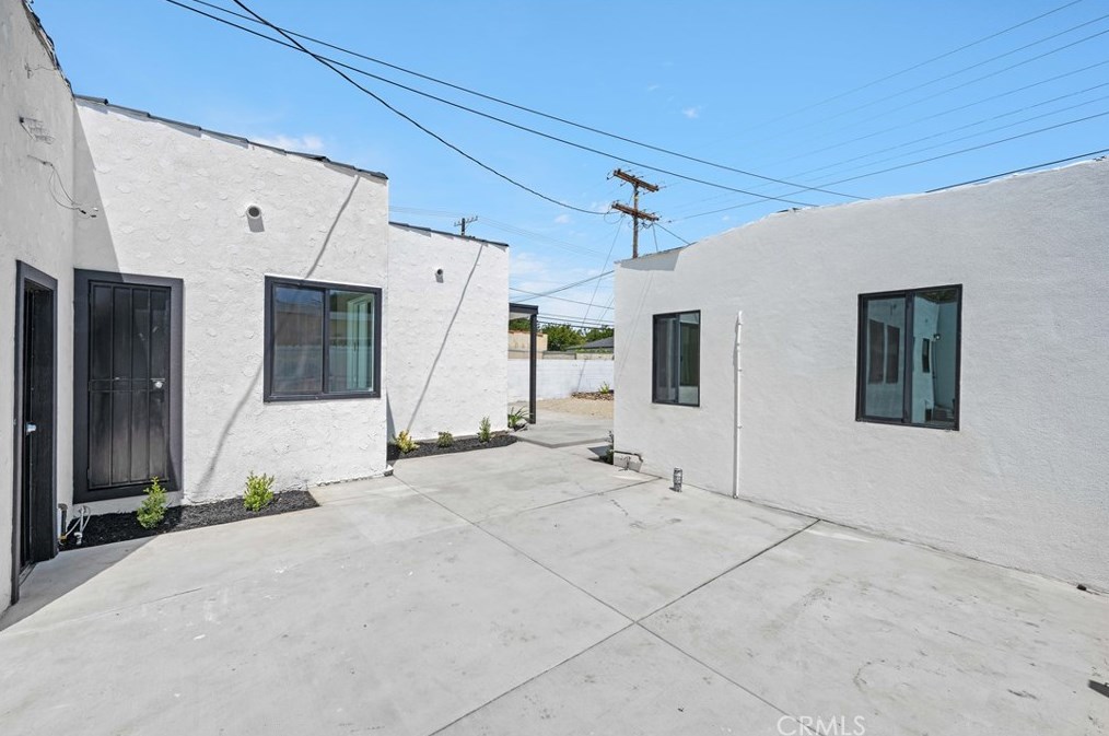8906 Harvard Blvd, Los Angeles CA  90047-3613 exterior