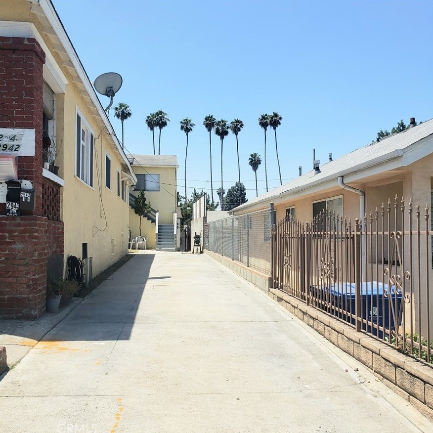 2942 2nd St, Los Angeles CA  90057-1204 exterior