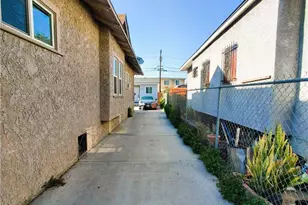 211 W 52nd St, Los Angeles, CA 90037 - Photo 11