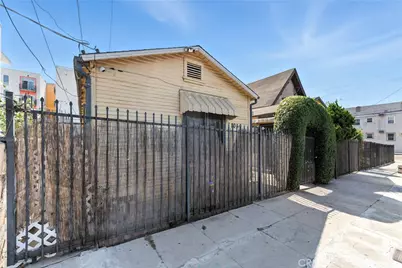 1050 S Berendo Street, Los Angeles, CA 90006 - Photo 11