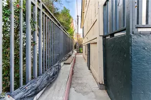 1050 S Berendo St, Los Angeles, CA 90006 - Photo 25