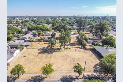 835 W 10th Street, Merced, CA 95341 - Photo 1
