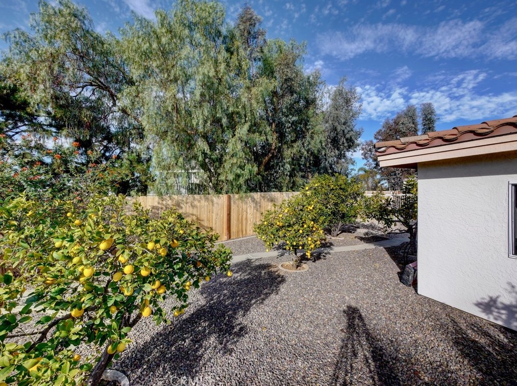 1109 Sea Larke Dr, Fallbrook CA  92028-4454 exterior