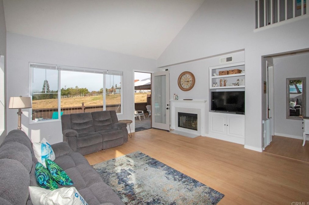 445 Poets Sq, Fallbrook CA  92028-6004 exterior