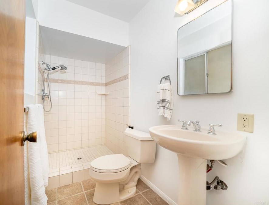 1356 Douglas Dr, Vista, CA 92084