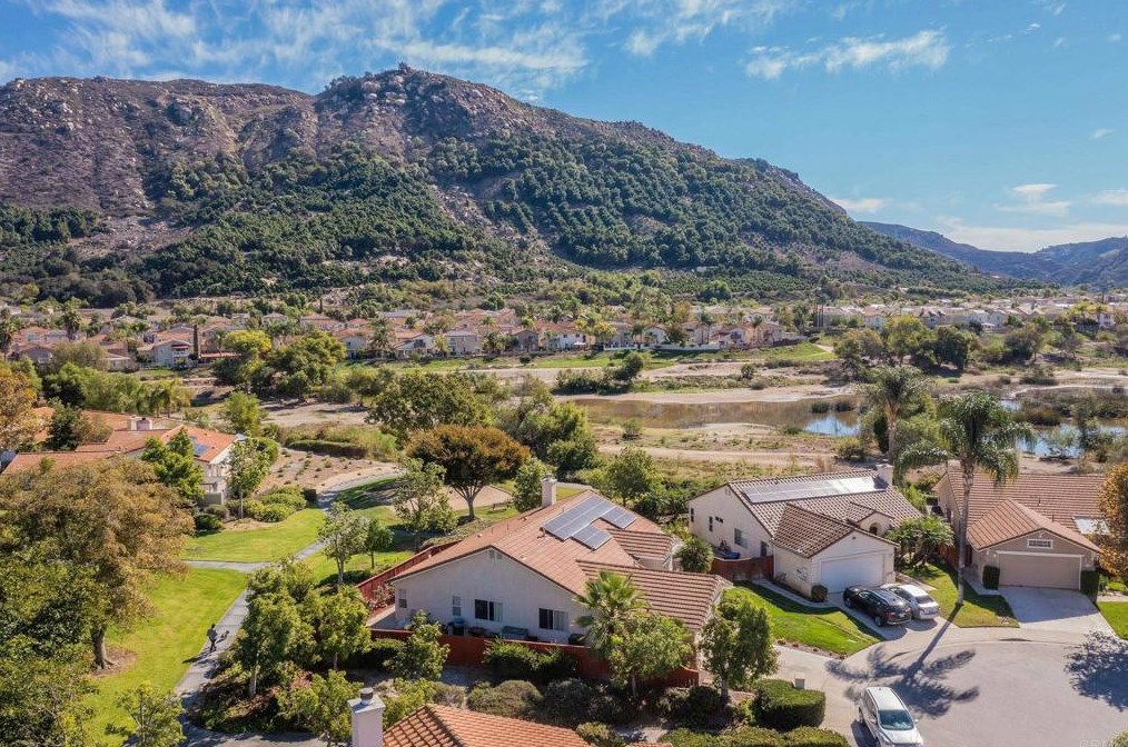 4895 Lake Shore Pl, Fallbrook CA  92028-7827 exterior