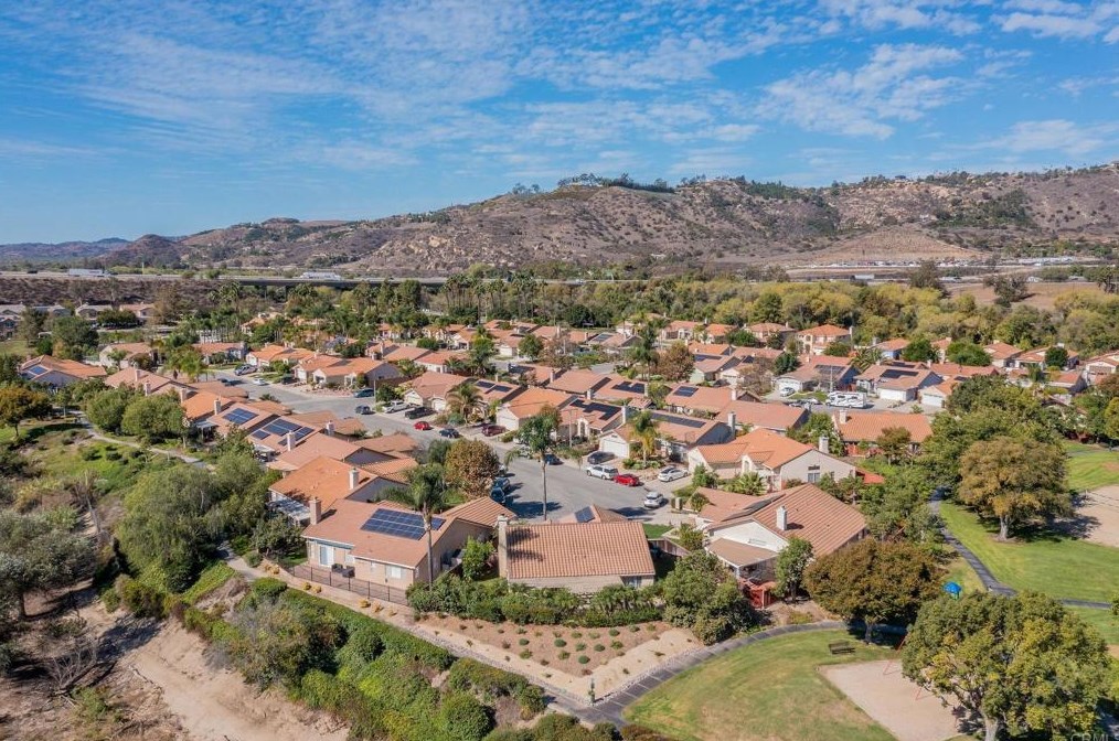 4895 Lake Shore Pl, Fallbrook CA  92028-7827 exterior