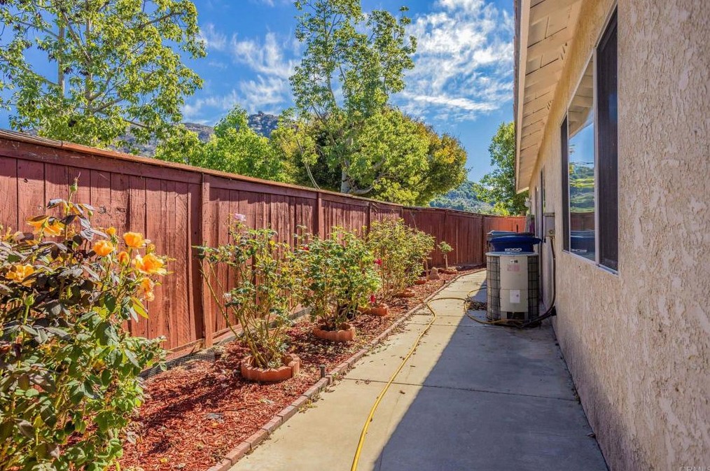 4895 Lake Shore Pl, Fallbrook CA  92028-7827 exterior