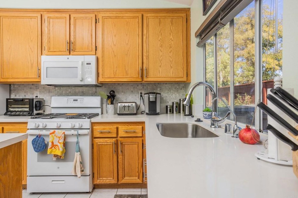 4895 Lake Shore Pl, Fallbrook CA  92028-7827 exterior