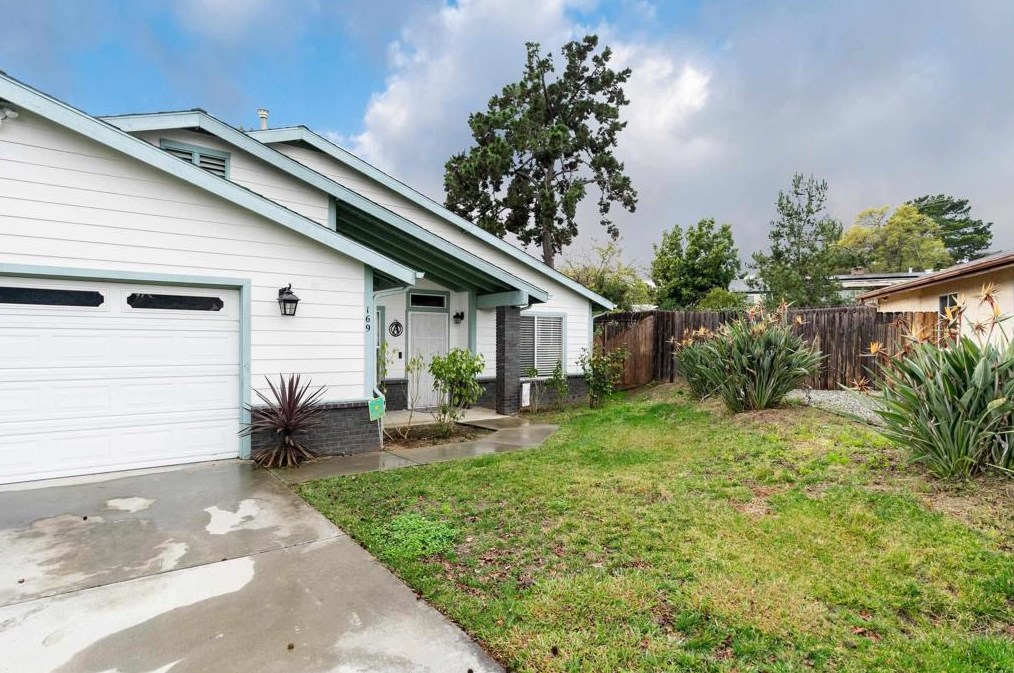 169 Shelby Ln, Fallbrook CA  92028-2722 exterior