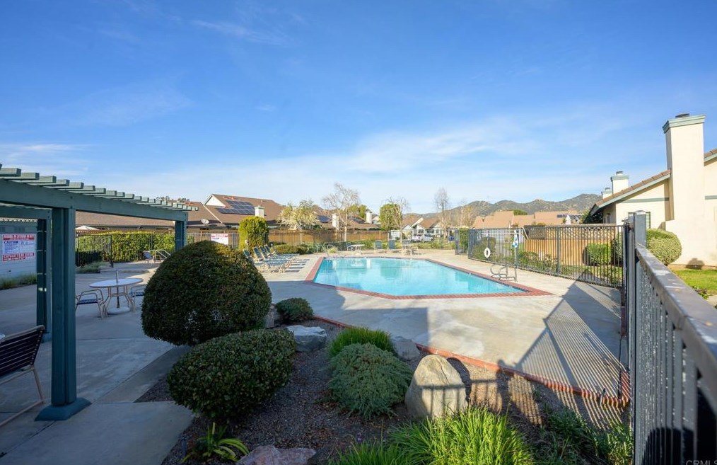 464 Nantucket Gln, Escondido CA  92027-2761 exterior