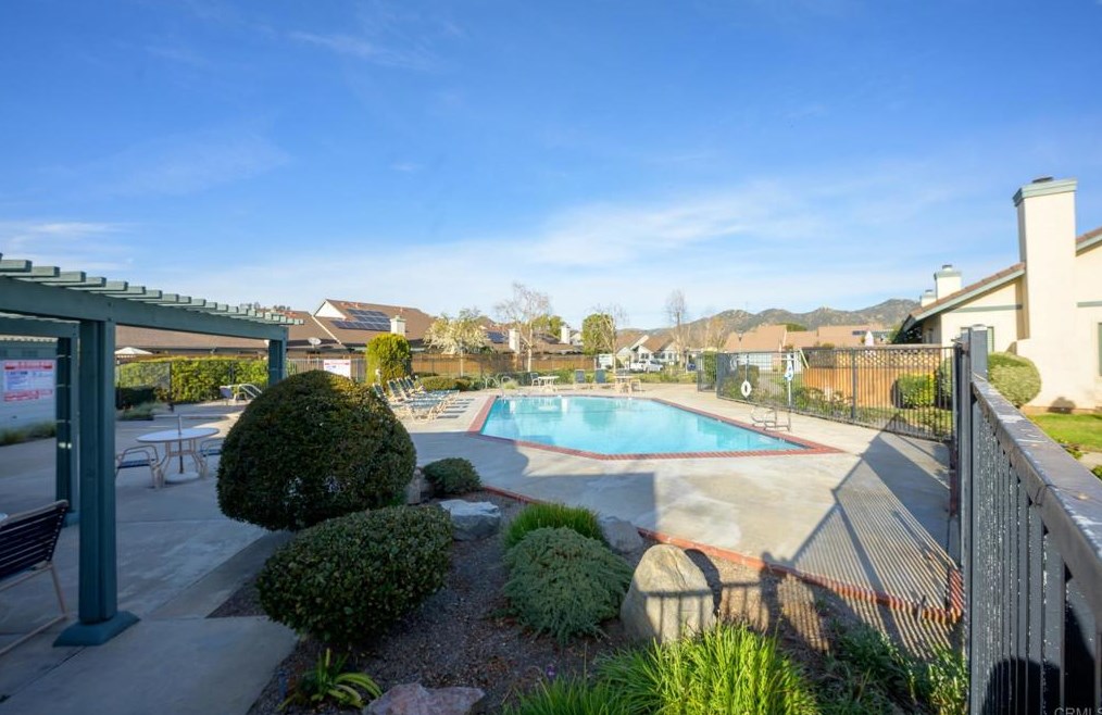 464 Nantucket Gln, Escondido CA  92027-2761 exterior