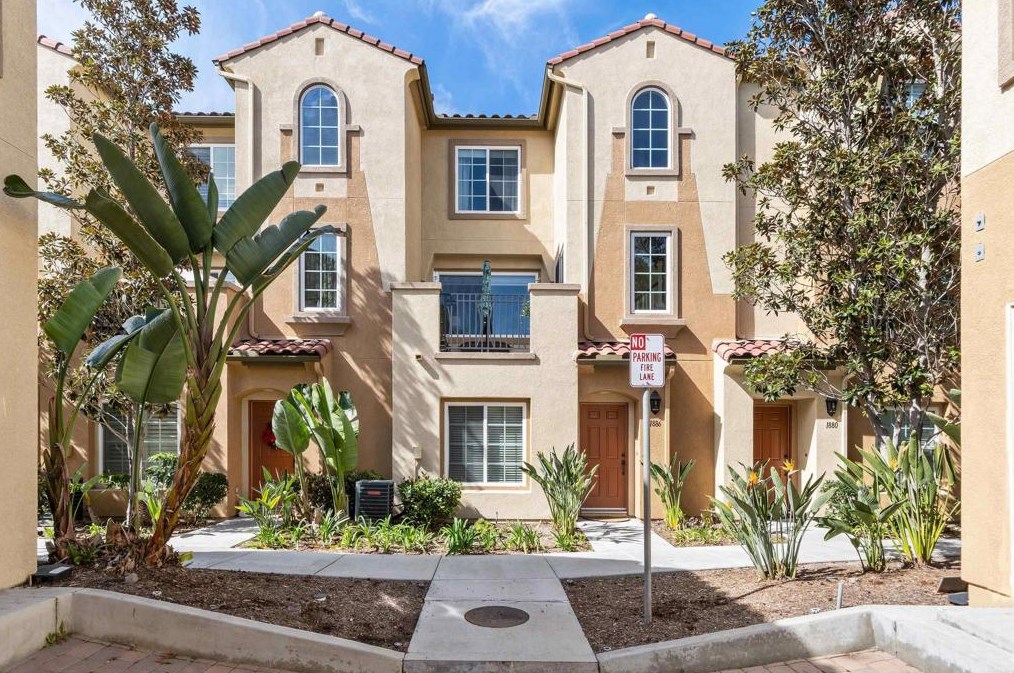1886 Caminito Treviana, Chula Vista CA  91913-3924 exterior