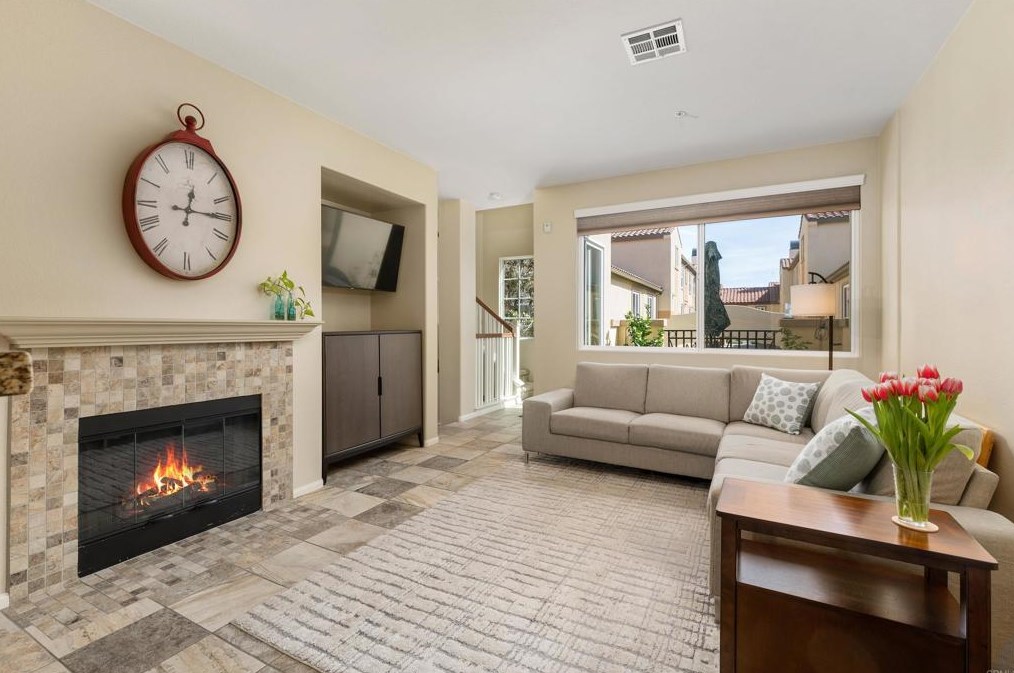 1886 Caminito Treviana, Chula Vista CA  91913-3924 exterior