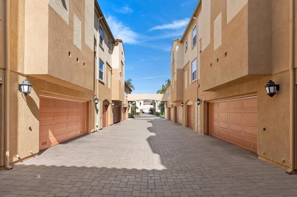1886 Caminito Treviana, Chula Vista CA  91913-3924 exterior