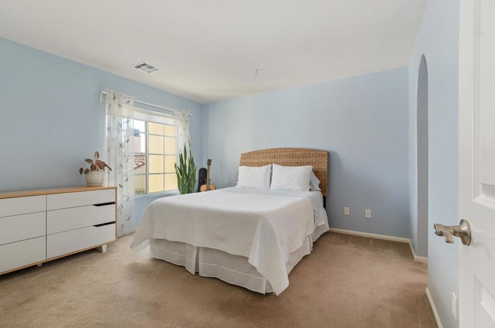 1886 Caminito Treviana, Chula Vista CA  91913-3924 exterior