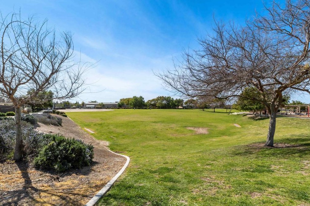 1886 Caminito Treviana, Chula Vista CA  91913-3924 exterior