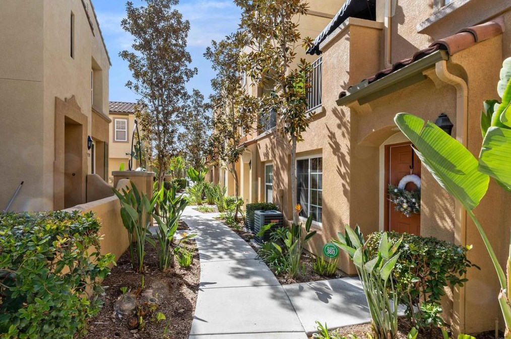 1886 Caminito Treviana, Chula Vista CA  91913-3924 exterior