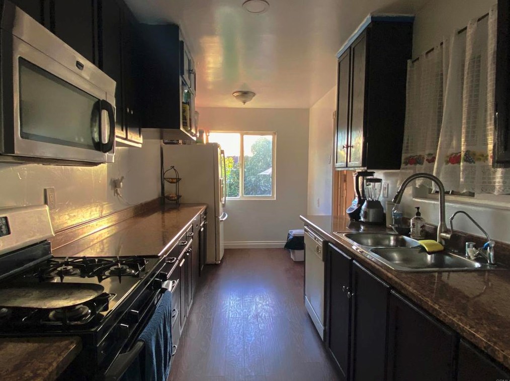 943 Midway Dr, Escondido CA  92027-1744 exterior