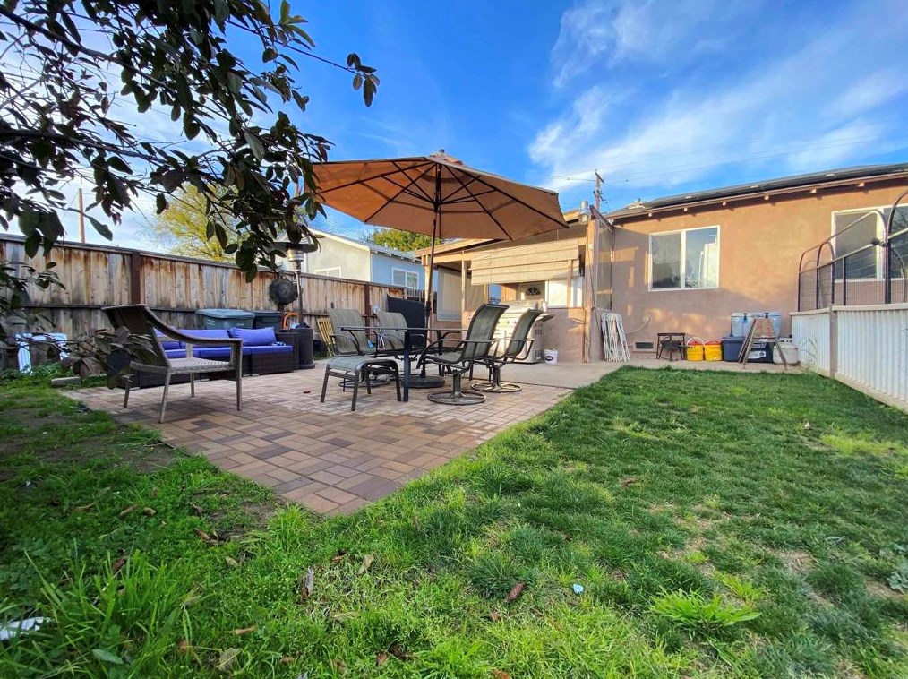 943 Midway Dr, Escondido CA  92027-1744 exterior