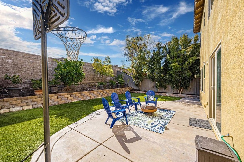 1566 Hopscotch Dr, Chula Vista CA  91915-1802 exterior