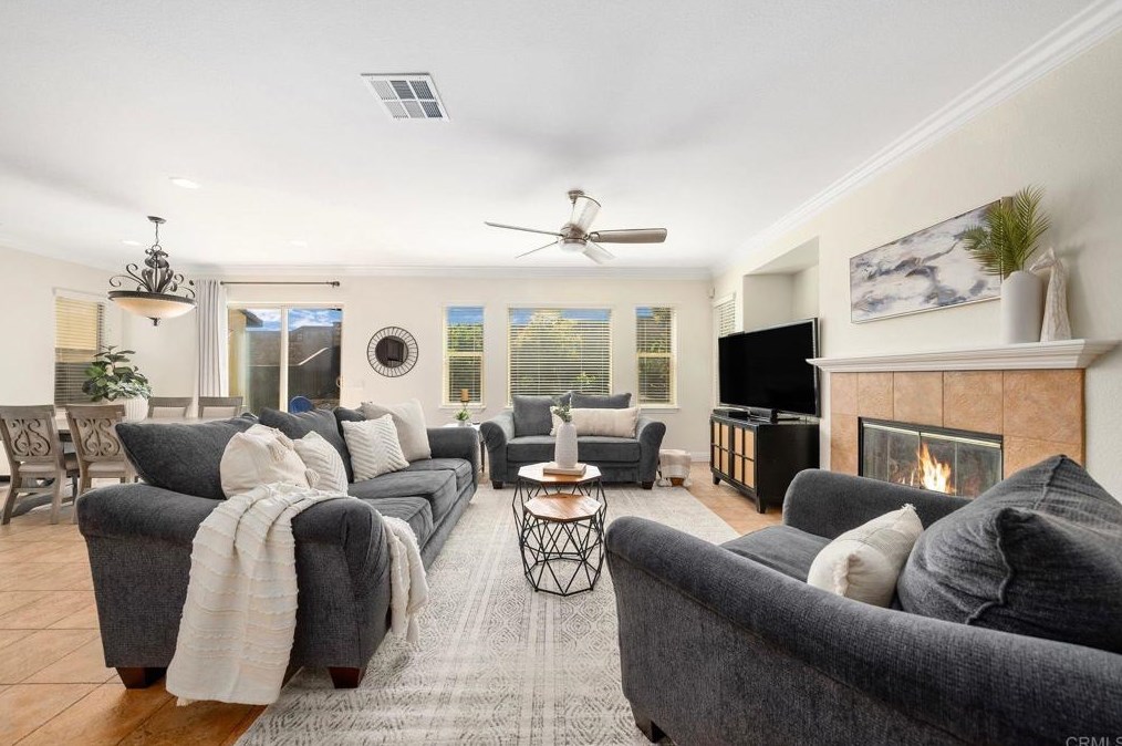 1566 Hopscotch Dr, Chula Vista CA  91915-1802 exterior