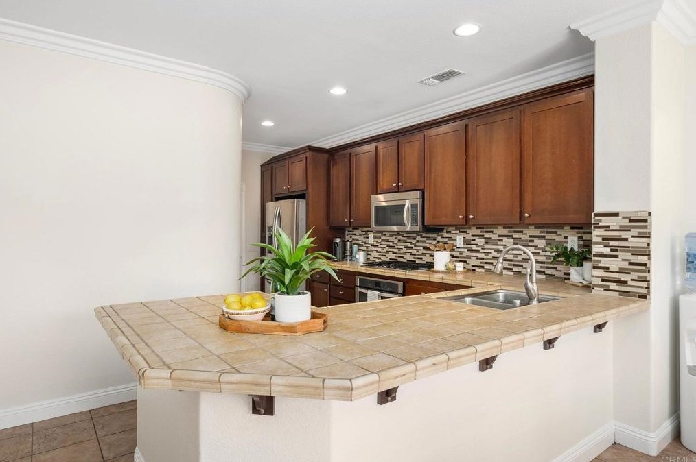 1566 Hopscotch Dr, Chula Vista CA  91915-1802 exterior