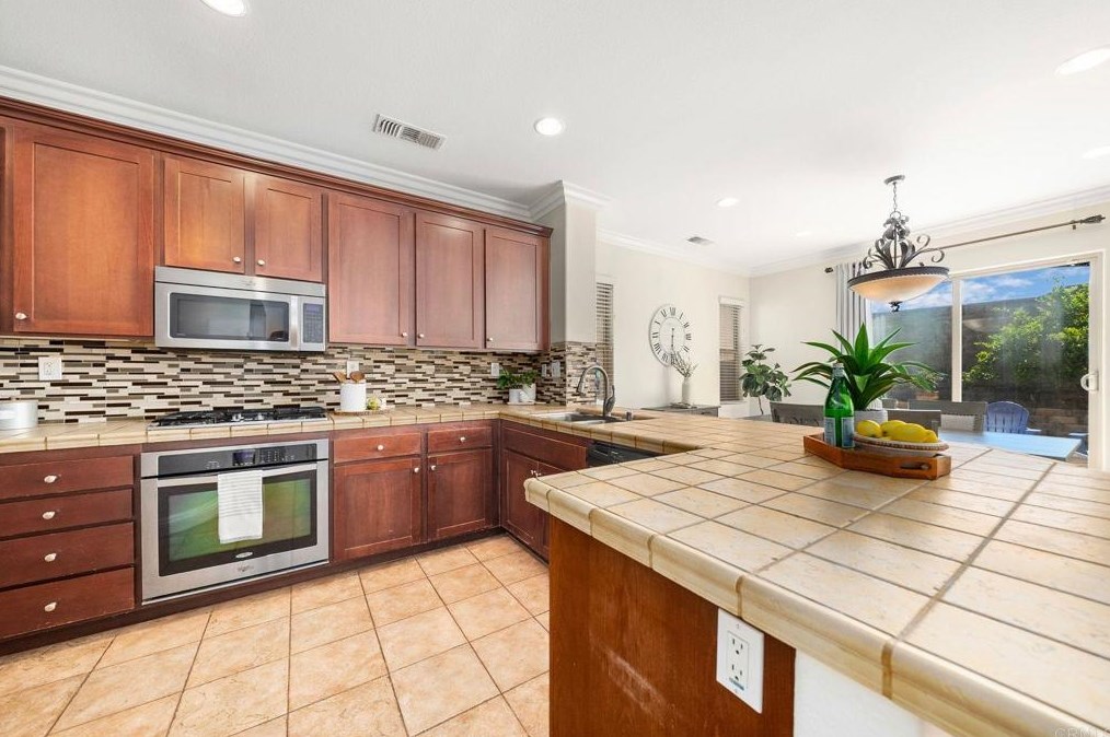 1566 Hopscotch Dr, Chula Vista CA  91915-1802 exterior