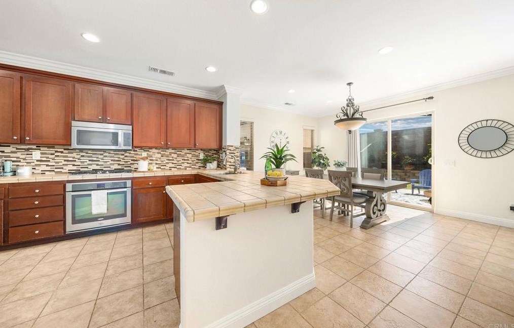 1566 Hopscotch Dr, Chula Vista CA  91915-1802 exterior