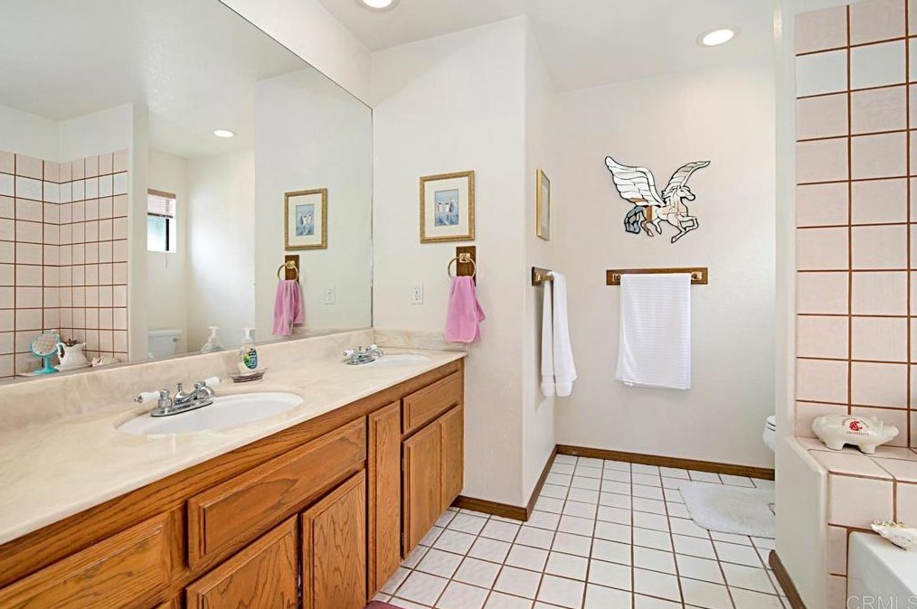 10377 Oak Ranch Way, Escondido CA  92026-6957 exterior