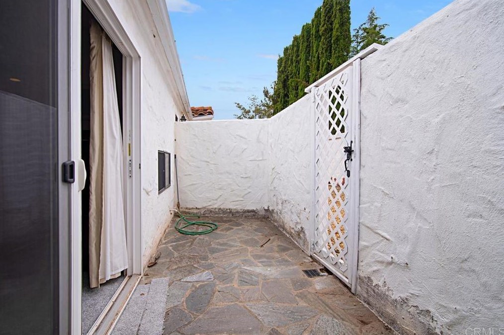 10377 Oak Ranch Way, Escondido CA  92026-6957 exterior