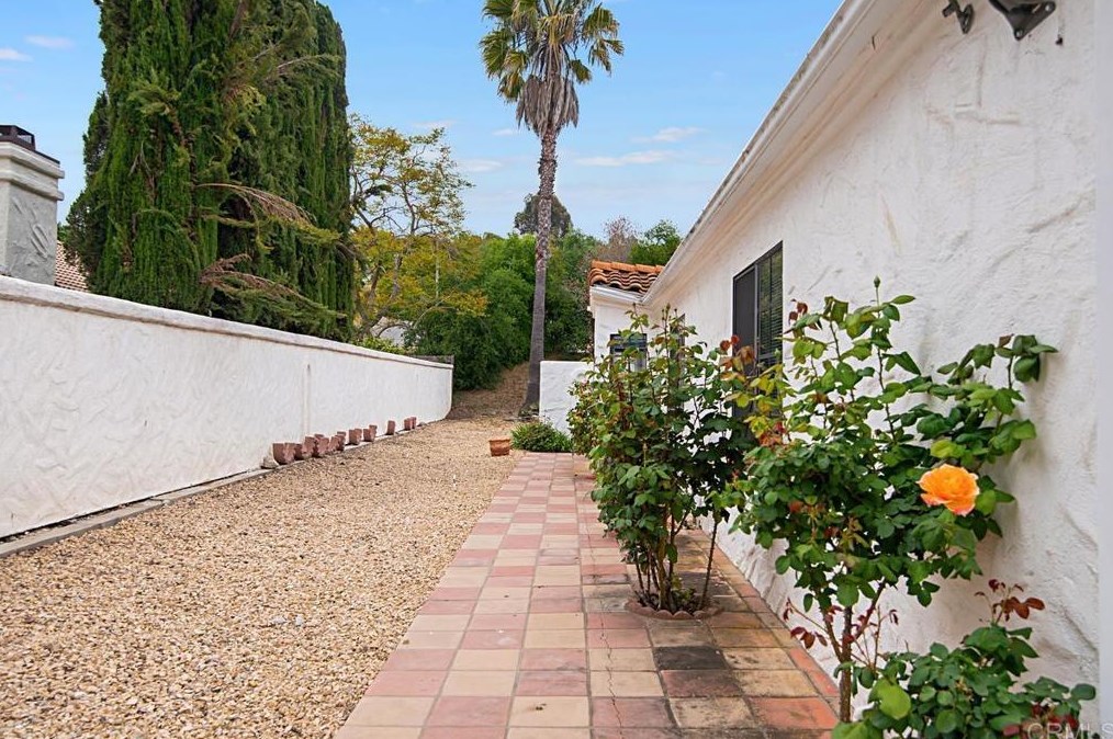 10377 Oak Ranch Way, Escondido CA  92026-6957 exterior