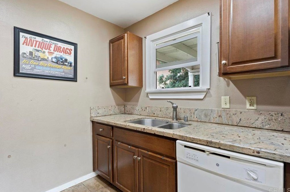 241 13th Ave, Escondido CA 92025-5707 exterior