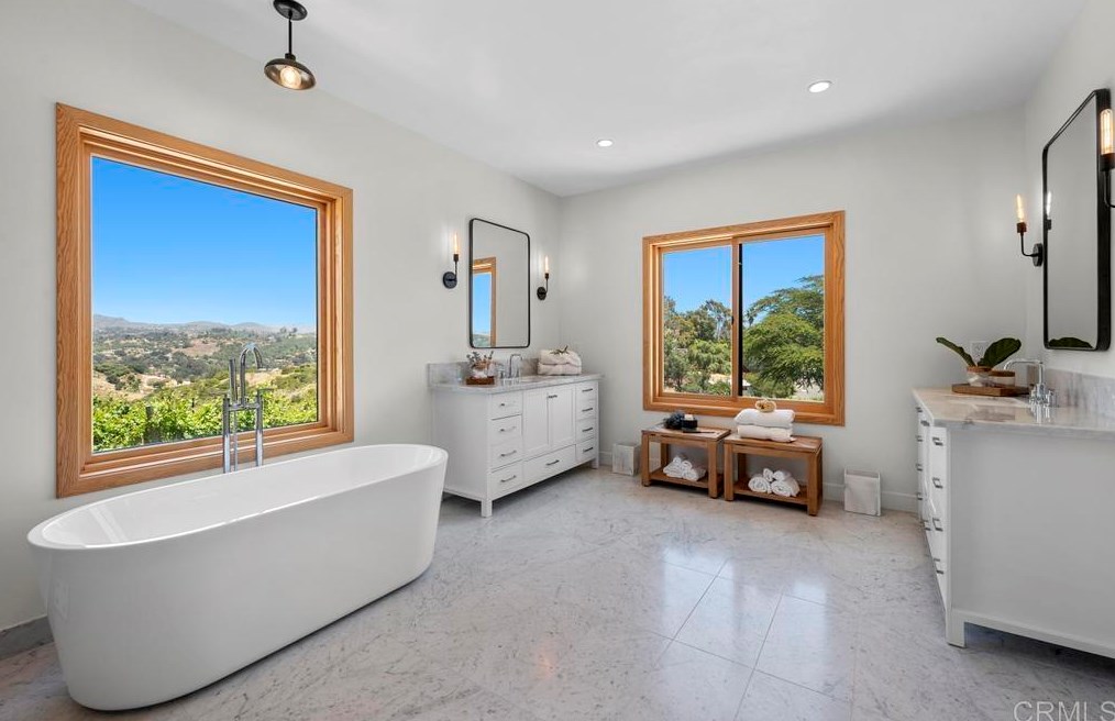 2559 Vista De Palomar, Fallbrook CA  92028-9712 exterior