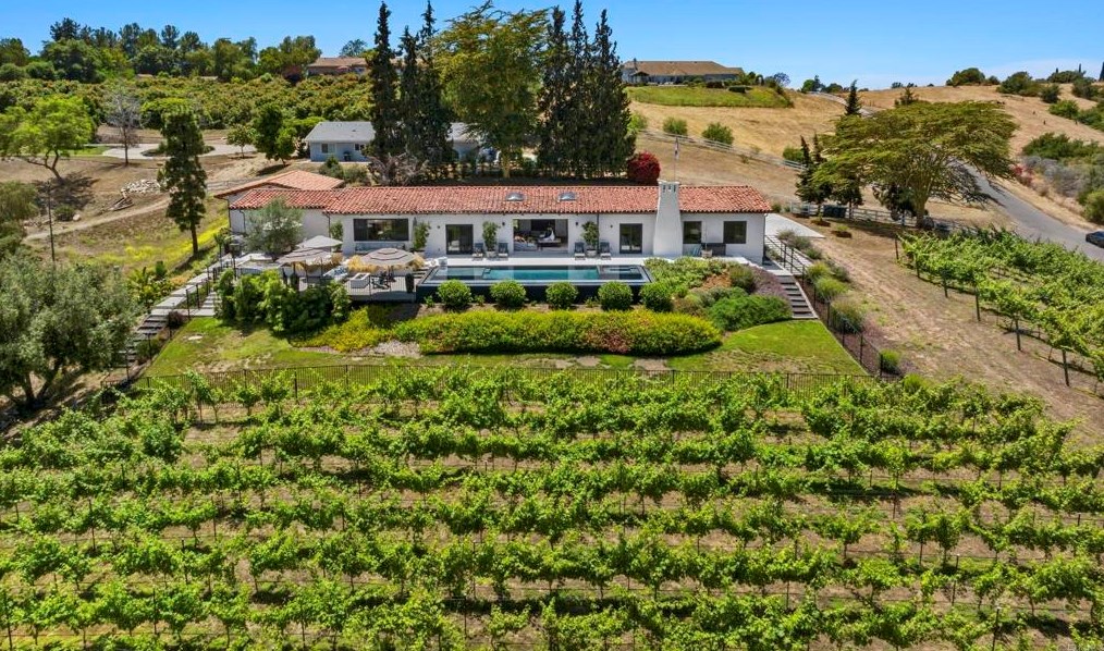 2559 Vista De Palomar, Fallbrook CA  92028-9712 exterior