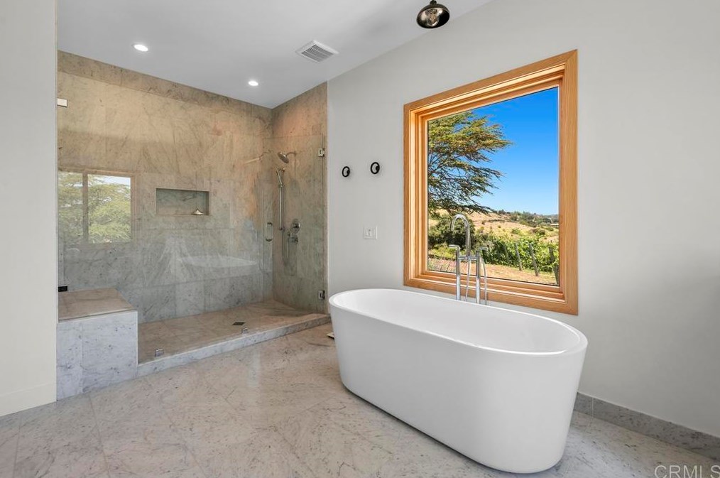 2559 Vista De Palomar, Fallbrook CA  92028-9712 exterior