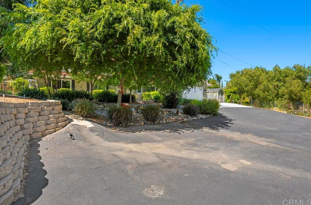 1605 Calavo Rd, Fallbrook CA  92028-4436 exterior