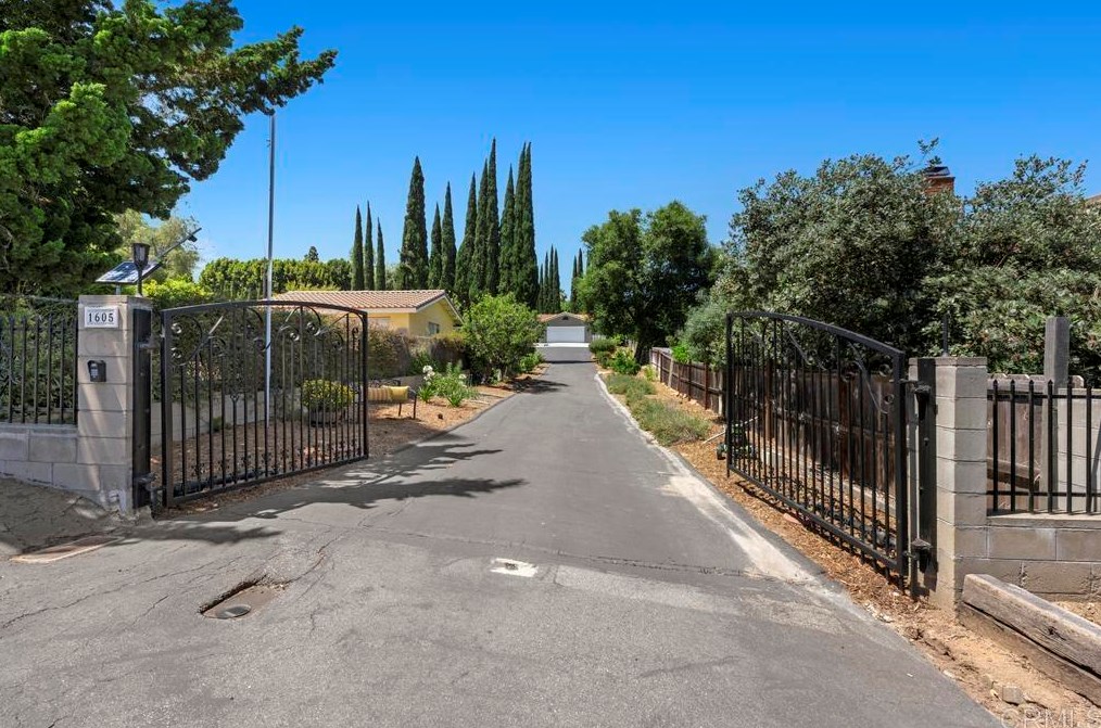 1605 Calavo Rd, Fallbrook CA  92028-4436 exterior