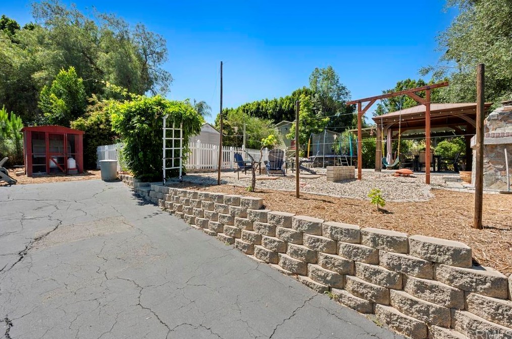 1605 Calavo Rd, Fallbrook CA  92028-4436 exterior