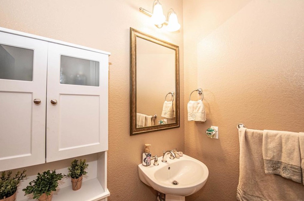 2589 Honeybell Ln, Escondido CA  92027-1847 exterior