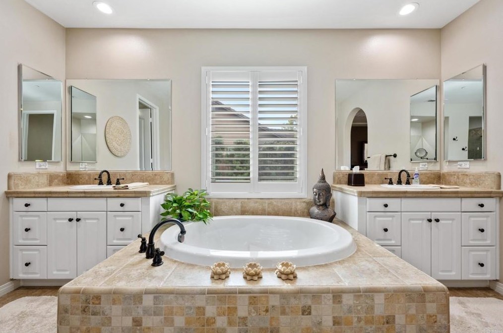 207 Clayton Parkinson Ct, Fallbrook CA  92028-2608 exterior