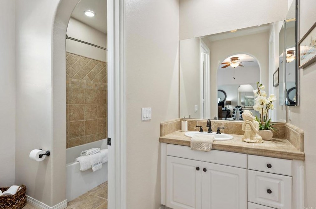 207 Clayton Parkinson Ct, Fallbrook CA  92028-2608 exterior