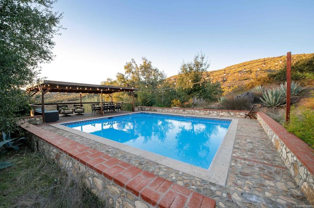 17550 Bear Valley Ln, Escondido CA  92027-6014 exterior