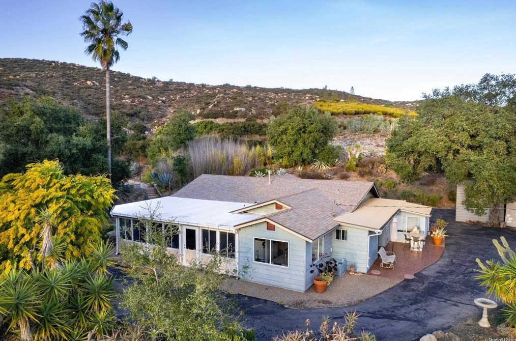 17550 Bear Valley Ln, Escondido CA  92027-6014 exterior