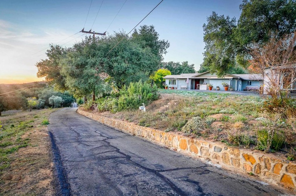 17550 Bear Valley Ln, Escondido CA  92027-6014 exterior